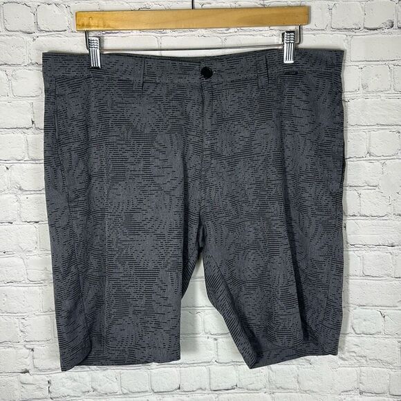 Travis Mathew Go Fish Shorts in Heather Grey Pinstripe size 36 Style# 1MW209 - Picture 1 of 8